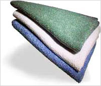 Пыль с мебели стирают чистыми и мягкими фланелевыми тряпочками, можно также использовать сукно или бархат.
