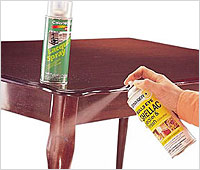 Удалить пятна с поверхности деревянной мебели можно с помощью чистящих спреев.